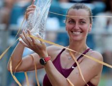 KY体育-科维托娃重返赛场，晋级下一阶段首场状态出色，公牛观众沸腾！再创辉煌时刻(澳网2025直播郑钦文与斯维托丽娜)