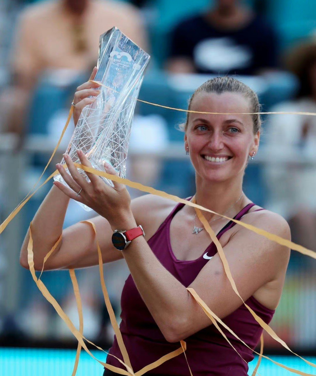 KY体育-科维托娃重返赛场，晋级下一阶段首场状态出色，公牛观众沸腾！再创辉煌时刻(澳网2025直播郑钦文与斯维托丽娜)