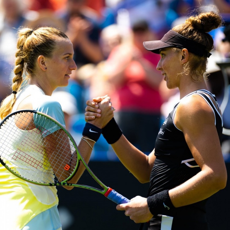 KY体育-科维托娃重返赛场，晋级下一阶段首场状态出色，公牛观众沸腾！再创辉煌时刻(澳网2025直播郑钦文与斯维托丽娜)