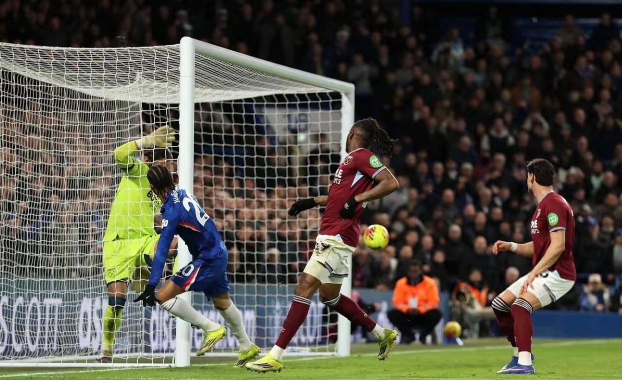 开云- 詹姆斯在切尔西比赛中绝杀,逆转引发热议的是谁 